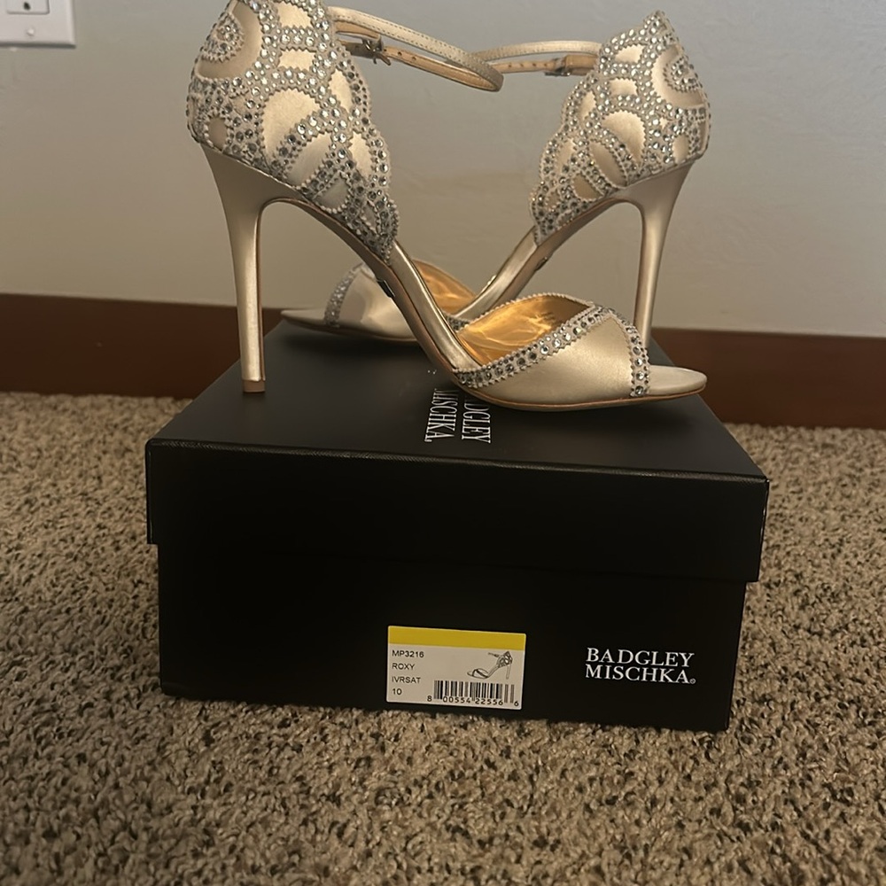 Badgley Mischka - Roxy Ivory Satin Size 10 - Picture 2 of 5